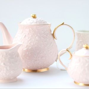 light pink teapot